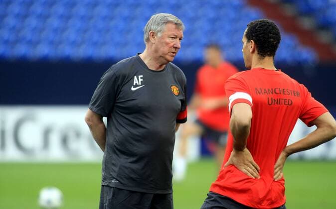 Trainer Sir ALEX FERGUSON (li.) und Rio Ferdinand (beide MANCHESTER UNITED), CHAMPIONS LEAGUE SEMI-FINAL 25.04.2011, GELSENKIRCHEN TRAINING OF MANCHESTER UNITED (ManU) -  110425HER004