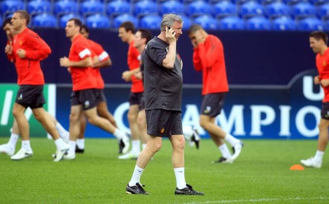 Trainer Sir ALEX FERGUSON (MANCHESTER UNITED), CHAMPIONS LEAGUE SEMI-FINAL 25.04.2011, GELSENKIRCHEN TRAINING OF MANCHESTER UNITED (ManU) -  110425HER014 o0 telefonieren Telefon Handy