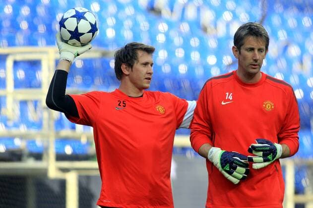 TOMASZ KUSZCZAK (L) und EDWIN VAN DER SAR (beide MANCHESTER UNITED), CHAMPIONS LEAGUE SEMI-FINAL 25.04.2011, GELSENKIRCHEN TRAINING OF MANCHESTER UNITED (ManU) -  110425HER014 110425HER018