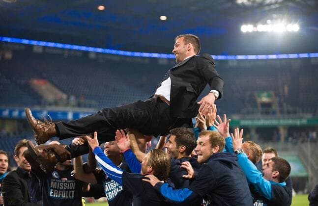 Schlussjubel Hertha, die Spieler lassen Trainer Markus BABBEL hochleben, Aufstieg, Fussball 2. Bundesliga, MSV Duisburg - Hertha BSC Berlin, am 25.04.2011 in Duisburg Deutschland o0 Aufstieg Aufsteiger Aufstiegsfeier Feier
