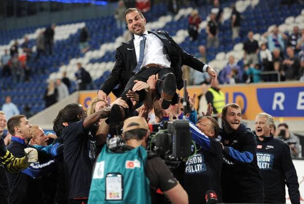 25-04-2011, Fussball, 2. Bundesliga, Saison 2010-2011, 31. Spieltag, MSV DUISBURG - HERTHA BSC BERLIN Herthas Spieler feiern nach dem Spiel den Aufstieg in die 1. Bundesliga und werfen ihren Trainer Markus Babbel in die Luft o0 Aufstieg Aufsteiger Aufstiegsfeier Feier