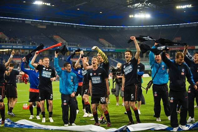 Schlussjubel Hertha, die Spieler tanzen und feiern vor den Fans, Aufstieg, Fussball 2. Bundesliga, MSV Duisburg - Hertha BSC Berlin, am 25.04.2011 in Duisburg Deutschland o0 Aufstieg Aufsteiger Aufstiegsfeier Feier