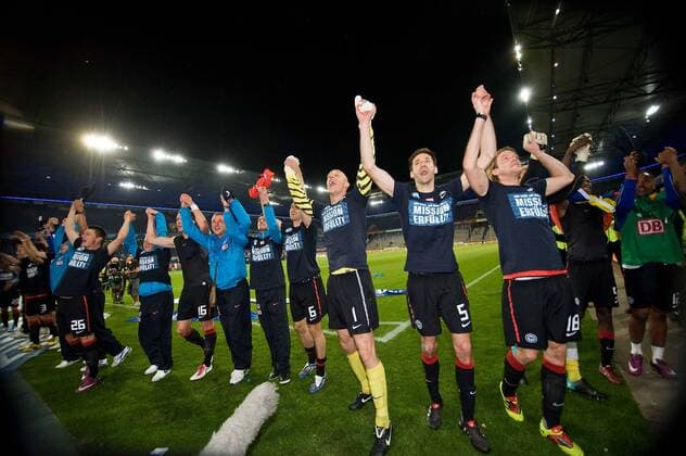 Schlussjubel Hertha, die Spieler tanzen und feiern, Aufstieg, La Ola, Fussball 2. Bundesliga, MSV Duisburg - Hertha BSC Berlin, am 25.04.2011 in Duisburg Deutschland o0 Aufstieg Aufsteiger Aufstiegsfeier Feier