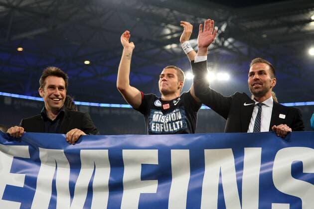 25.04.2011, Duisburg, Fussball, 2. Bundesliga, MSV Duisburg - Hertha BSC Berlin. v.l.: Manager Michael Preetz (Berlin), Pierre-Michel Lasogga (Berlin) und Trainer Markus Babbel (Berlin) jubeln nach dem Sieg in Duisburg über den Aufstieg. Einzelbild Jubel Freude Erfolg Optimistisch o0 Aufstieg Aufsteiger Aufstiegsfeier Feier Funktionär