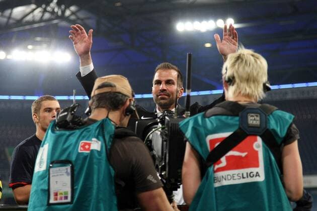 25.04.2011, Duisburg, Fussball, 2. Bundesliga, MSV Duisburg - Hertha BSC Berlin. Trainer Markus Babbel (Berlin) lässt sich von den Fans feiern. Jubel Freude Erfolg Optimistisch o0 Aufstieg Aufsteiger Aufstiegsfeier Feier