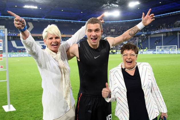 25.04.2011, Duisburg, Fussball, 2. Bundesliga, MSV Duisburg - Hertha BSC Berlin. Pierre-Michel Lasogga (Berlin, mitte) feiert den Aufstieg seiner Hertha mit Mutter Kerstin (links, Ehefrau von Torwarttrainer Oliver Reck Duisburg) und Oma Rosanna. o0 privat Familie Partnerin, Frau, Ehefrau Eltern Großmutter Oma
