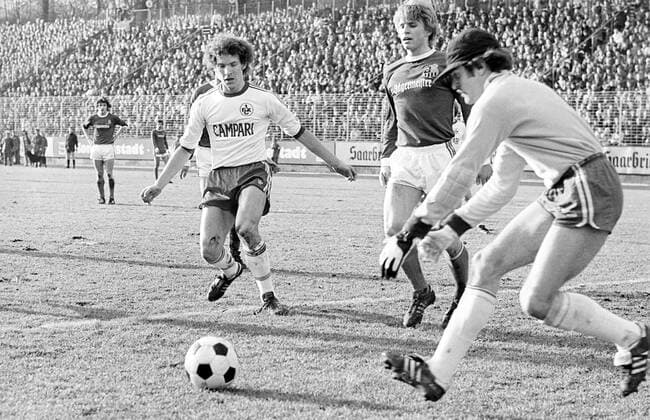 Klaus Toppmöller (1. FC Kaiserslautern, li.) gegen Bernd Förster und Torwart Dieter Ferner (beide 1. FC Saarbrücken) Aktion