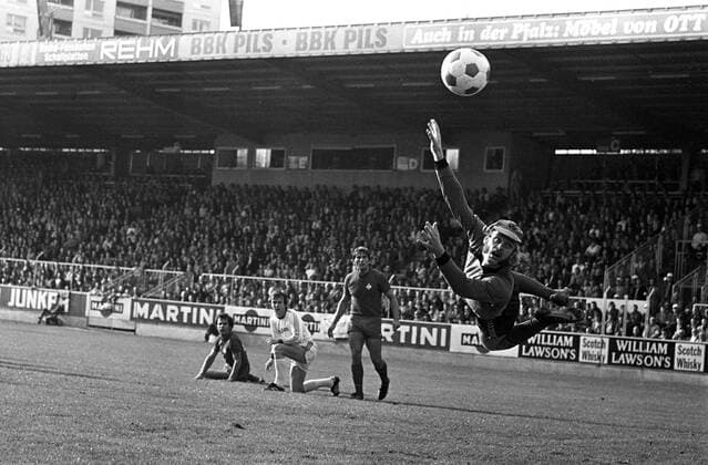 Torwart Ronnie Hellström (1. FC Kaiserslautern) hechtet zum Ball Aktion, Totale Dynamik Abwehr Aufmacher o00 Höhe Parade Torwartparade