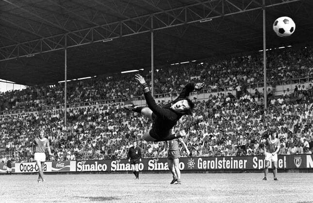 Torwart Josef Stabel (1. FC Kaiserslautern) Aktion Einzelbild Dynamik o00 Aufmacher Dynamik Höhe Parade Torwartparade Sprung Hechtsprung hechten