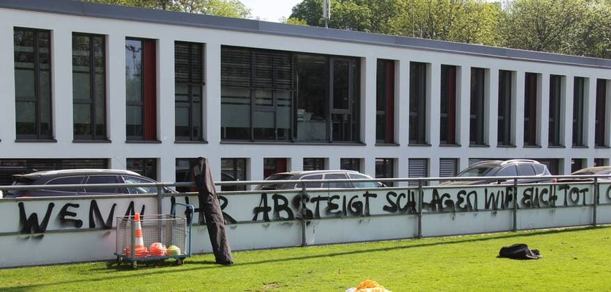 1. FC Köln Training Fußball 1. Bundesliga Saison 2010 2011 Datum: 25.04.2010 Schriftzug Wenn ihr absteigt, schlagen wir euch tot, einer Drohung gewaltbereiter Fans o0 Objekte Morddrohung Wut Protest, Proteste, Fanprotest, Fanproteste