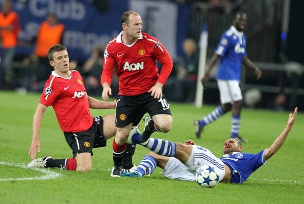EDU , S04 9 im Zweikampf , Aktion um den Ball gegen Wayne ROONEY (Manu 10), Michael CARRICK (Manu 16) Fussball UEFA Champions League, Halbfinale , Heimspiel, Gelsenkirchen , Deutschland am 26.04.2011 FC SCHALKE 04 - MANCHESTER UNITED ( - ) Saison1011 , Saison 2010 2011