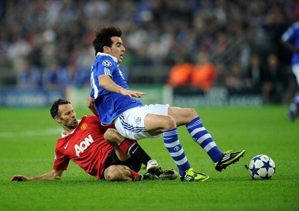 FUSSBALL CHAMPIONS LEAGUE SAISON 2010 2010 HALBFINALE FC Schalke 04 - Manchester United 26.04.2011 Ryan GIGGS (li, Manu) foult JURADO (re, Schalke) 