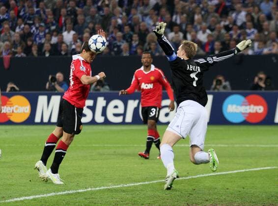 Schalkes goalkeeper Manuel Neuer saves from Manchester Uniteds Javier Chicharito Hernandez (L) --- FC Schalke 04 vs. Manchester United EDITORIAL USE ONLY. No use with unauthorised audio, video, data, fixture lists, club league logos or live services. Online in-match use limited to 120 images, no video emulation. No use in betting, games or single club league player publications. o0 Chicharito Abwehr Werbebande Bande Sponsor Werbung Wirtschaft Maestro