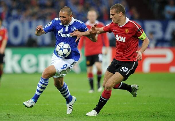 FUSSBALL CHAMPIONS LEAGUE SAISON 2010 2010 HALBFINALE FC Schalke 04 - Manchester United 26.04.2011 EDU (li, Schalke) gegen Nemanja VIDIC (re, ManU) 