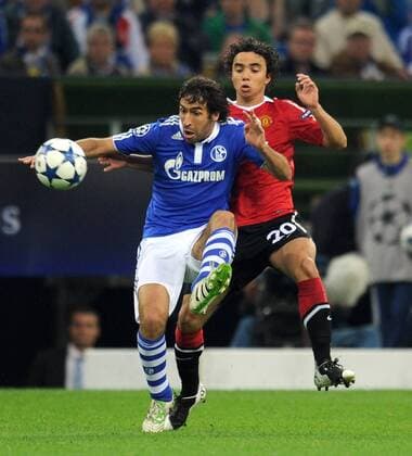 FUSSBALL CHAMPIONS LEAGUE SAISON 2010 2011 HALBFINALE FC Schalke 04 - Manchester United 26.04.2011 Raul (li, FC Schalke 04) gegen Fabio da Silva (re, Manchester United FC) 