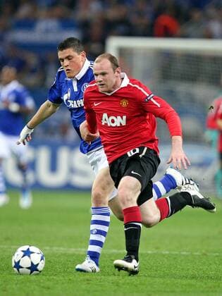 26.04.2011, Fussball Champions-League, Halbfinale, FC Schalke 04 - Manchester United, in der Veltins-Arena auf Schalke in Gelsenkirchen. v.l. Kyriakos Papadopoulos (Schalke) , Wayne Rooney (Manchester United)