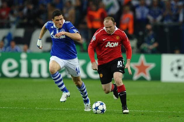 Fußball Champions League Halbfinale Hinspiel: Schalke 04 - Manchester United am 26.04.2011 in der Veltins Arena in Gelsenkirchen. Kyriakos Papadopoulos ( Schalke ), links - Wayne Rooney ( Manchester ), rechts