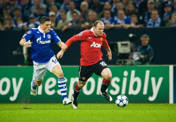Wayne ROONEY r. (Manu) gegen Kyriakos PAPADOPOULOS (GE), Aktion, Zweikampf, Fussball Champions League Halbfinale Hinspiel, FC Schalke 04 (GER) - Manchester United (ENG), am 26.04.2011 in Gelsenkirchen Deutschland