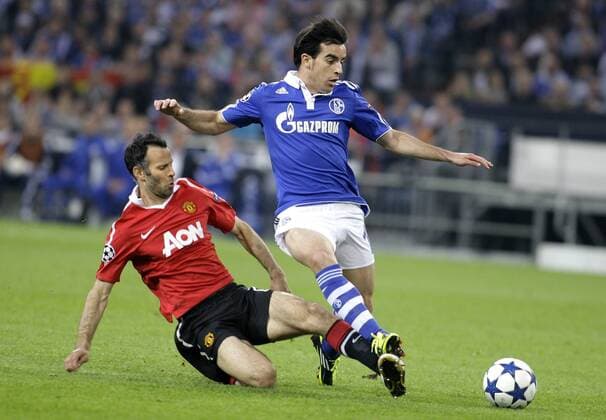 Schalke s JURADO (R) against Manu s Ryan GIGGS during the semifinal of the Champions League match between FC Schalke 04 and Manchester United, Veltinsarena in Gelsenkirchen on April 26., 2011. Mika