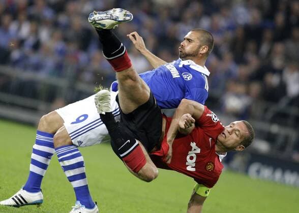 Schalke s EDU (L) against Manu s Nemanja VIDIC during the semifinal of the Champions League match between FC Schalke 04 and Manchester United, Veltinsarena in Gelsenkirchen on April 26., 2011. Mika