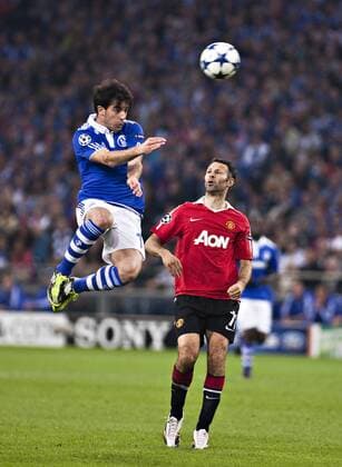 Gelsenkirchen, 26.04.2011, Veltins Arena, Fußball Jose Manuel Jurado (S04), Ryan Giggs (Manchester) FC Schalke 04 - Manchester United
