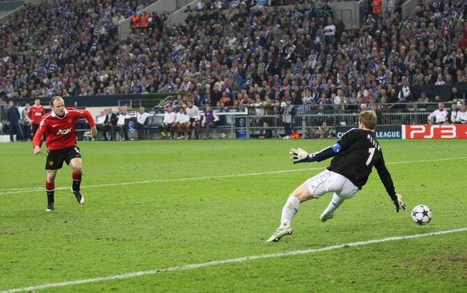 Wayne ROONEY (Manu 10 schiesst das Tor zum 0-2 gegen Manuel NEUER, Torwart S04 1 ,Aktion, Torschuss Fussball UEFA Champions League, Halbfinale , Heimspiel, Gelsenkirchen , Deutschland am 26.04.2011 FC SCHALKE 04 - MANCHESTER UNITED ( - ) Saison1011 , Saison 2010 2011