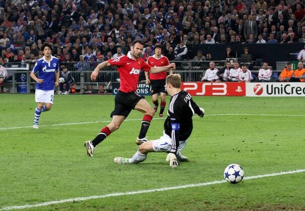 Manchester United s Ryan Giggs (L) scoring his sides opening goal vs Manuel Neuer of Schalke - FC Schalke 04 (blue) - Manchester United (ManU) - EDITORIAL USE ONLY. No use with unauthorised audio, video, data, fixture lists, club league logos or live services. Online in-match use limited to 120 images, no video emulation. No use in betting, games or single club league player publications.