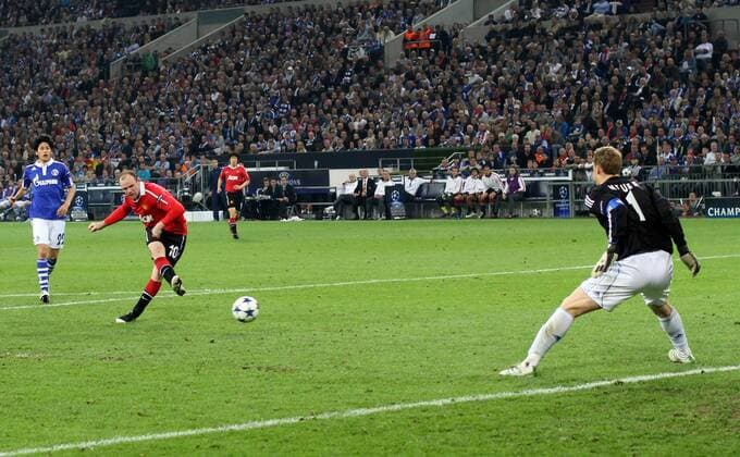 Manchester United s Wayne Rooney scoring his sides second goal vs Manuel Neuer of Schalke - FC Schalke 04 (blue) - Manchester United (ManU) - EDITORIAL USE ONLY. No use with unauthorised audio, video, data, fixture lists, club league logos or live services. Online in-match use limited to 120 images, no video emulation. No use in betting, games or single club league player publications.