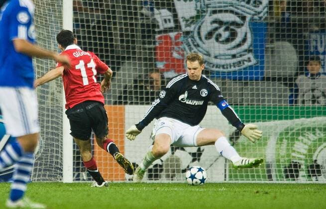 Ryan GIGGS l. (Manu) schiesst das Tor zum 0:1, gegen Torwart Manuel NEUER (GE), Aktion, Fussball Champions League Halbfinale Hinspiel, FC Schalke 04 (GER) - Manchester United (ENG), am 26.04.2011 in Gelsenkirchen Deutschland