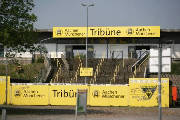 Fußball, Stadiongeschichte Alemannia Aachen Das alte Tivoli Stadion in Aachen, aufgenommen am Dienstag, 26.04.2011. Der alte Tivoli ist Austragungsort für Spiele der zweiten Mannschaft von Alemannia Aachen. Die erste Mannschaft spielte dort bis Mai 2009. Der alte Tivoli fasst 21.300 Zuschauer und liegt in der Soers . o0 Werbebande Bande Werbung Werbepartner Sponsor Wirtschaft Münchner Tribüne Schriftzug