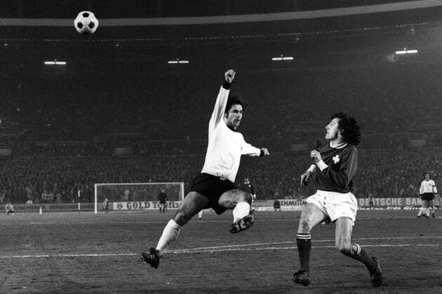 Freundschaftsspiel in Düsseldorf - BR Deutschland - Schweiz 5:1 - Gerd Müller (BRD, li.) gegen Gilbert Guyot (Schweiz) Aktion