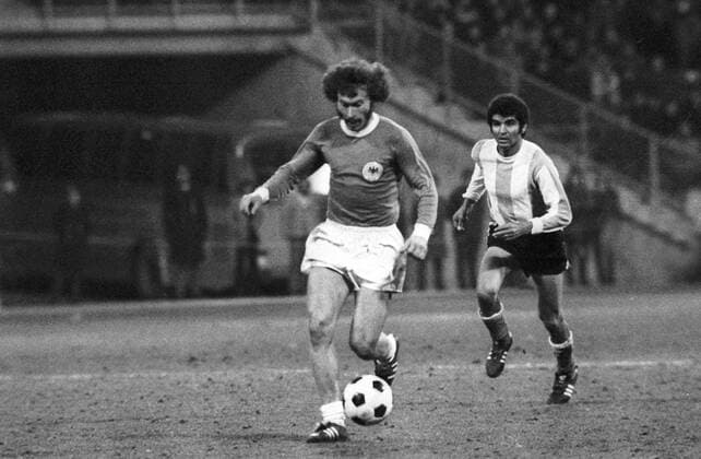 Freundschaftsspiel 1973 in München - BR Deutschland - Argentinien 2:3 - Paul Breitner (BRD) am Ball, dahinter Roberto Telch (Argentinien) Aktion