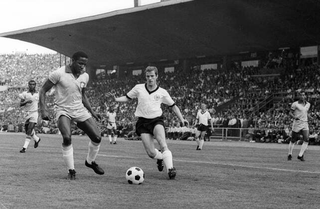 Freundschaftsspiel 1968 in Stuttgart - BR Deutschland - Brasilien 2:1 - Jurandir (Brasilien, li.) gegen Willi Neuberger (BRD) Aktion