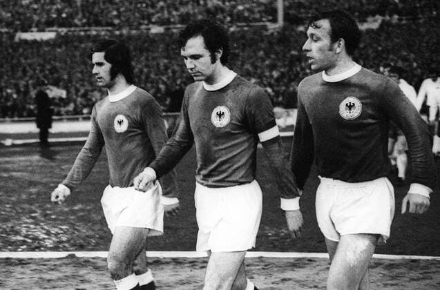 EM Viertelfinale 1972 - Hinspiel in London - England - BR Deutschland 1:3 - Franz Beckenbauer (Mitte), Gerd Müller (li.) und Horst Dieter Höttges (alle BRD) - Einmarsch Aktion