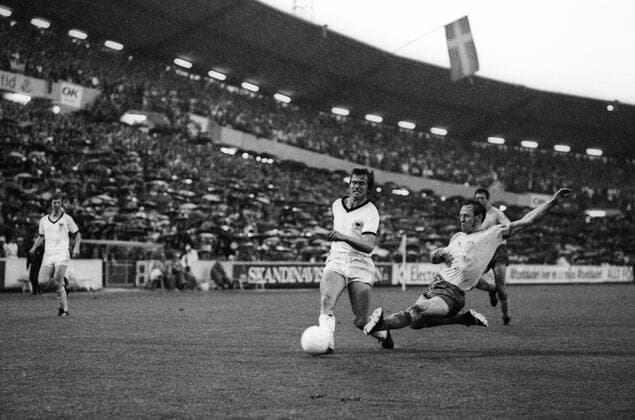 Freundschaftsspiel in Göteborg - Schweden - BR Deutschland 1:0 - Jupp Heynckes (BRD, Mitte) gegen Björn Nordqvist (Schweden) Aktion