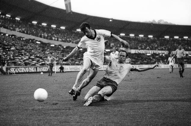 Freundschaftsspiel in Göteborg - Schweden - BR Deutschland 1:0 - Björn Nordqvist (Schweden, re.) gegen Herbert Wimmer (BRD) Aktion