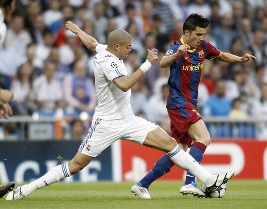 Real Madrid s Pepe (R) against FC Barcelona s David Villa during Champions League match in Madrid. April 27, 2011.  (201104277086) o0 Barca