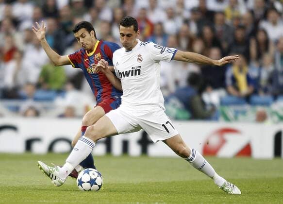 Real Madrid s Alvaro Arbeloa against FC Barcelona s Pedro Rodriguez (L) during Champions League match in Madrid. April 27, 2011.  (201104277080) o0 Barca