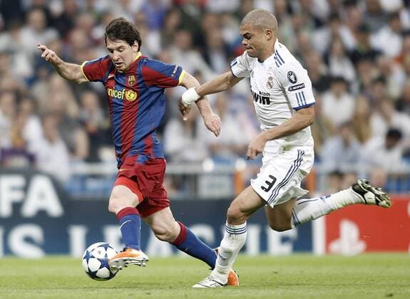 Real Madrid s Pepe against FC Barcelona s Lionel Messi (L) during Champions League match in Madrid. April 27, 2011.  (201104277158) o0 Barca