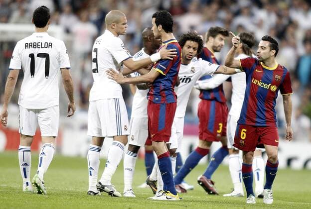 Real Madrid s Alvaro Arbeloa, Pepe (2.L) and Marcelo (3.R) argue with FC Barcelona s Sergio Busquets (C) and Xavi Hernandez (R) during Champions League match in Madrid. April 27, 2011.  (201104277166) o0 Barca Streit Spannung Gerangel Rangelei