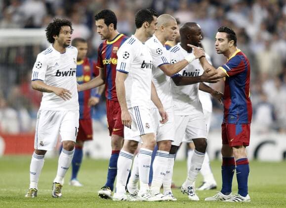 Real Madrid s Alvaro Arbeloa (C), Pepe (3.R) and Marcelo (L) argue with Barcelona s Sergio Busquets (2L) and Xavi Hernandez (R) during Champions League match in Madrid. April 27, 2011.  (201104277167) o0 Barca Streit Spannung Gerangel Rangelei
