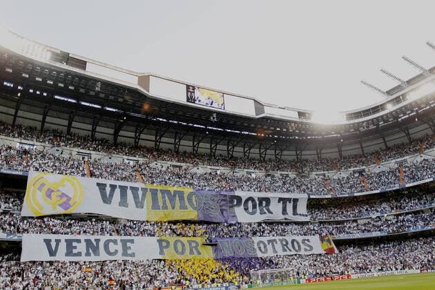 Real Madrid s fans display a huge banner that reads We live for you, win for us during Champions League match in Madrid. April 27, 2011.  (201104277071) o0 Fan, Fußballfan, Publikum, Fanblock Plakat, Fanplakat, Transparent Schriftzug, Fanchoreographie Stadion