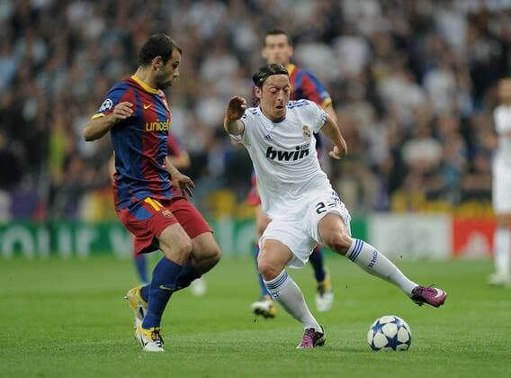 FUSSBALL CHAMPIONS LEAGUE SAISON 2010 2011 Halbfinale 27.04.2011, Real Madrid CF - FC Barcelona; Mesut Özil (re, Real Madrid) gegen Javier Mascherano (Barcelona)  o0 Barca