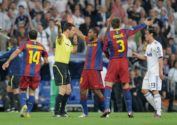 FUSSBALL CHAMPIONS LEAGUE SAISON 2010 2011 Halbfinale 27.04.2011, Real Madrid CF - FC Barcelona; Schiedsrichter Wolfgang Stark (2.v.li, GER) diskutiert mit Seydou Keita (Mitte, Barcelona), Gerard Pique (2.v.re, Barcelona), Mesut Özil (Real Madrid) und Javier Mascherano (li, Barcelona)  o0 Barca