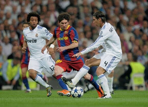 FUSSBALL CHAMPIONS LEAGUE SAISON 2010 2011 Halbfinale 27.04.2011, Real Madrid CF - FC Barcelona; Lionel Messi (Mitte, Barcelona) gegen Sergio Ramos (re, Real Madrid)  o0 Barca