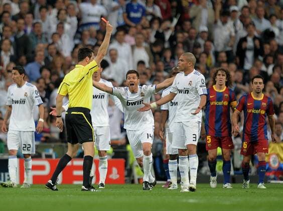 FUSSBALL CHAMPIONS LEAGUE SAISON 2010 2011 Halbfinale 27.04.2011, Real Madrid CF - FC Barcelona; Schiedsrichter Wolfgang Stark (li, GER) zeigt Pepe (Real Madrid) die Rote Karte; Xabi Alonso (Mitte, Real Madrid) beschwert sich  o0 Barca