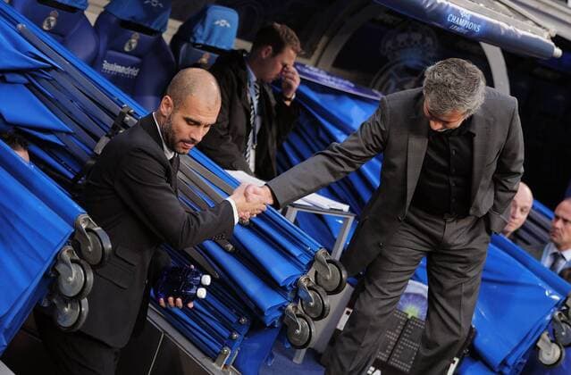 FUSSBALL CHAMPIONS LEAGUE SAISON 2010 2011 Halbfinale 27.04.2011, Real Madrid CF - FC Barcelona; Shake Hands; Trainer Jose Mourinho (re, Real Madrid) und Trainer Josep Guardiola (Barcelona)  o0 Barca