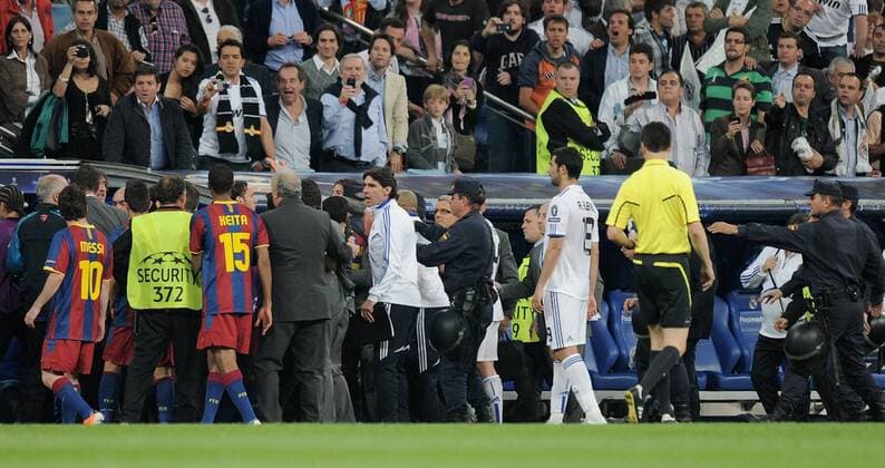 FUSSBALL CHAMPIONS LEAGUE SAISON 2010 2011 Halbfinale 27.04.2011, Real Madrid CF - FC Barcelona; Rangelei, Schiedsrichter Wolfgang Stark (re, GER), beobachtet wie Ordner und Polizei die Spieler der beiden Teams trennen.  o0 Streit Spannung Abgang totale