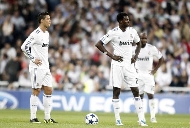Real Madrid s Cristiano Ronaldo (L) and Emmanuel Adebayor dejected during Champions League match in Madrid. April 27, 2011.  (201104277286)