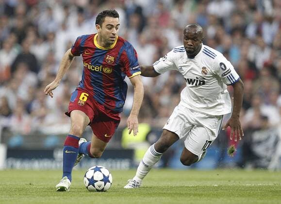 Real Madrid s Lassana Diarra and FC Barcelona s Xavi Hernandez (L) during Champions League semifinal first match on April 27 2011.  (006) o0 Barca